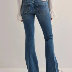Joey bootcut jeans true religion  - Modellen joey från true religion. Använda ca 3 gånger och är i väldigt bra skick. Säljer då dom inte kommer till användning, egna bilder går att få det är bara att fråga💗bra i längden på mig som är 165 och pris går att diskuteras