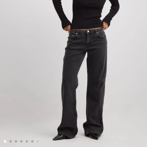 Svarta jeans nakd  - Trendiga snygga svarta jeans från NAKD!! Använda ett fåtal gånger💕