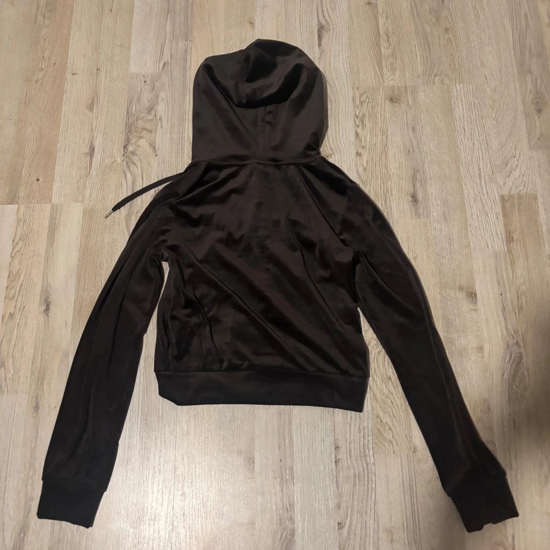 Svart hoodie med dragkedja från Gina tricot - 1