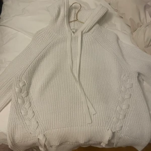 Flätad stickad hoodie - Bra skick och väldigt fin. 