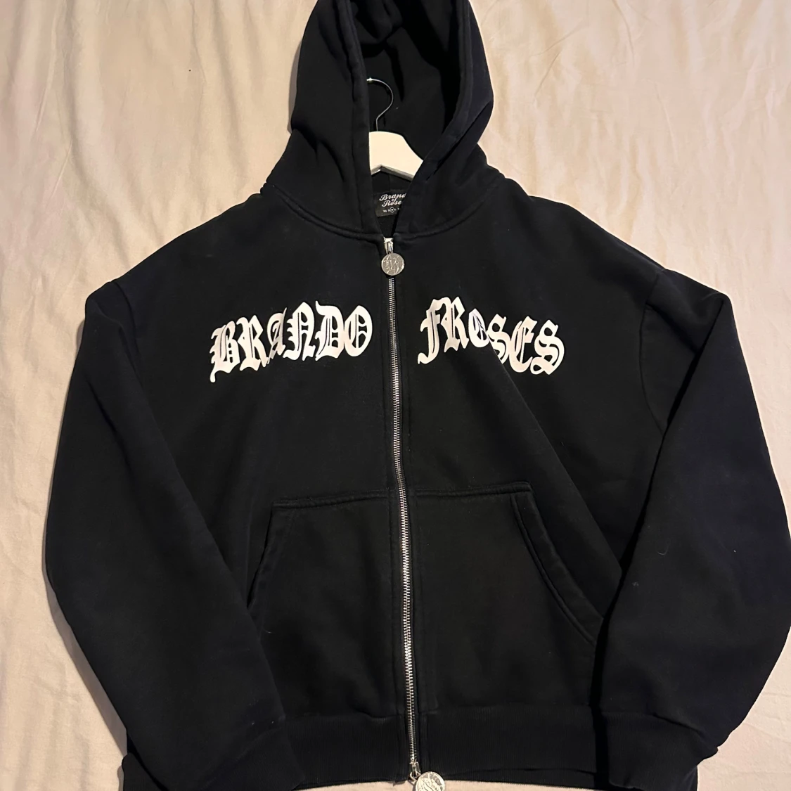 Svart hoodie från Brando Roses