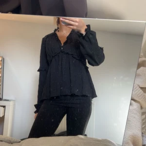 svart blus -  Långärmad strukturerad blus med volanger i jätte bra skick! ☺️