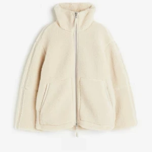 Beige teddyjacka med dragkedja - Beige teddyjacka med hög krage och dragkedja framtill från H&M. Den är i bra skick!