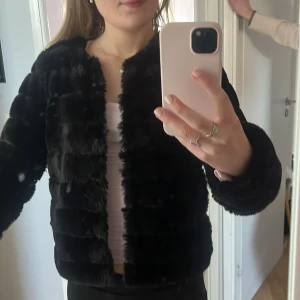 Svart pälsjacka - Säljer en svart pälsjacka ifrån vero Moda i storlek S i bra skick 👌🏼👌🏼