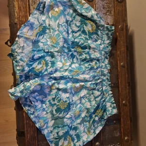 Blommiga shorts från Intimissimi - Säljer ett par färgglada blommiga shorts från Intimissimi. De har en elastisk midja och ett härligt mönster i blått, vitt och gult. Perfekta för en somrig look! 🌸