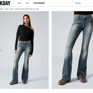 Weekday jeans - Snygga bootcut jeans från weekday. Mörkblå med ljusare över låren och knäna. Inga defekter knappt andvända. Säljer då de tyvärr är för stora🥰
