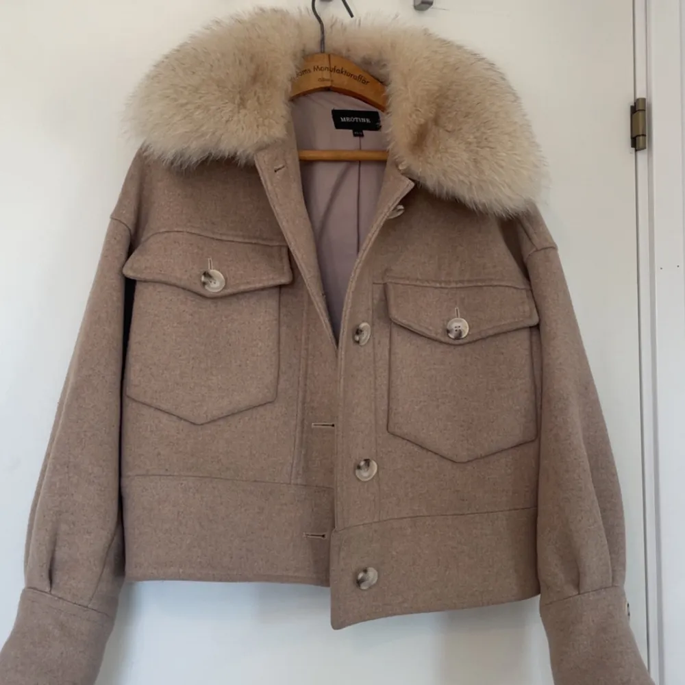 Beige meotine jacka med en ljus beige/creme färgad päls i storlek xs/s. Har inga noppror och pälsen är i bra skick. Kan även tänkas mötas upp vid tc eller inom Stockholm. . Takit.