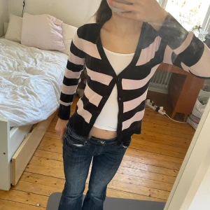 Randig kofta från Race Marine - Säljer en jätte gullig randig kofta från Race Marine i svart och rosa. Koftan har långa ärmar och knäppning framtill. Passar mig som är 160 cm och som är storlek xxs-s💕