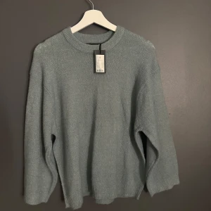 Ljusgrön stickad tröja - Mysig ljusgrön stickad tröja med rund halsringning och långa ärmar. Från lager 175 med prislapp kvar.