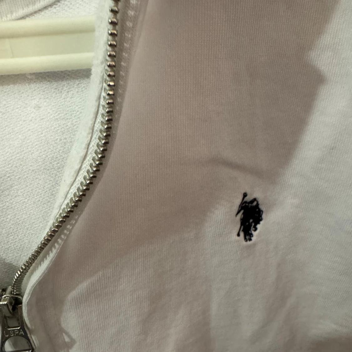 Vit hoodie från U.S. Polo Assn. - 3