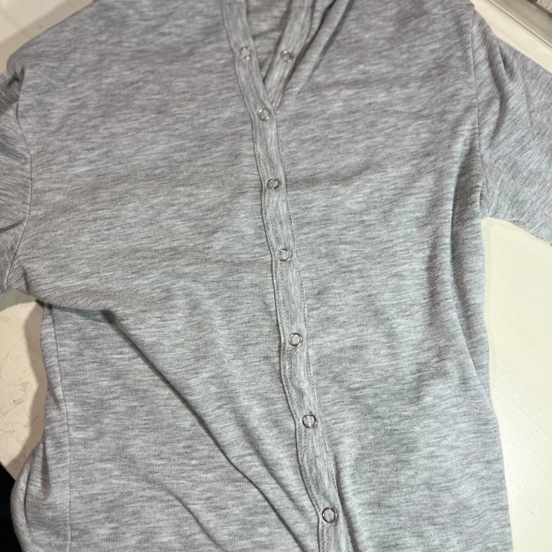 Grå långärmad tröja från Gina Tricot - 1