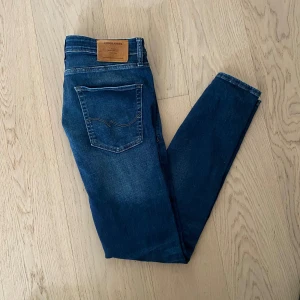 Mörkblå jeans från Jack & Jones - Riktigt snygga jeans med bra passform. De är i nyskick då de bara har provats. Säljer på grund av att jag beställde fel storlek. Priset är inte hugget i sten.