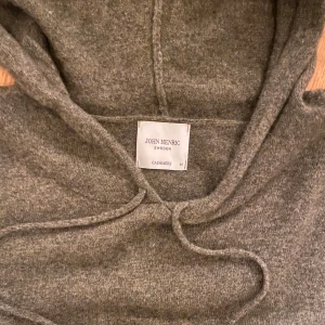 John Henric Kashmir Hoodie - Hej! Säljer en John Henric Kashmir hoodie som endast är använd en gång 💫 || Skick : Mycket bra || Storlek : M || Har du några frågor är det bara att höra av sig ⭐️