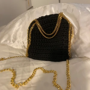 Väska  - Egenvirkad Stella McCartney liknande väska, i svart med guldkedja ❤️ perfekt till sommaren 