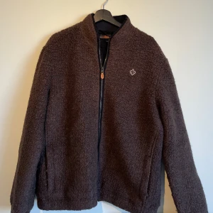 Morris fleece jacka -  Tjena, säljer denna trendiga Morris fleece jacka. Sitter något litet i storleken. Knappt använd Cond: 9/10. Nypris: 1599kr. Hör av er vid minsta fundering//Vilmer