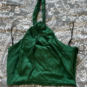 Grön topp - Snygg grön topp med tunna axelband och knytning i nacken. Väldigt snygg och fin till sommaren 💗