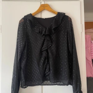 Blus - Säljer min oanvända volang blus! Säljer pga den är för stor. Storlek är 170 vilket jag jämför med som storlek M. Pris kan diskuteras