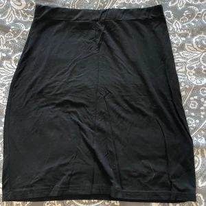 Svart kjol - En svart enkel kjol, väldigt fin. Använd några gånger men kommer inte till användning längre.💗