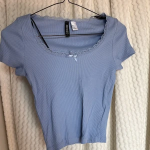 Blå ribbad topp från Divided💙 - Säljer en söt ljusblå ribbad topp från Divided. 🦕