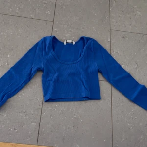 Tröjor - Blå tröja - Stradivarius strlk S.                              Svart tröja - M.                                                                                                    150 kr styck. Pris går att diskuteras