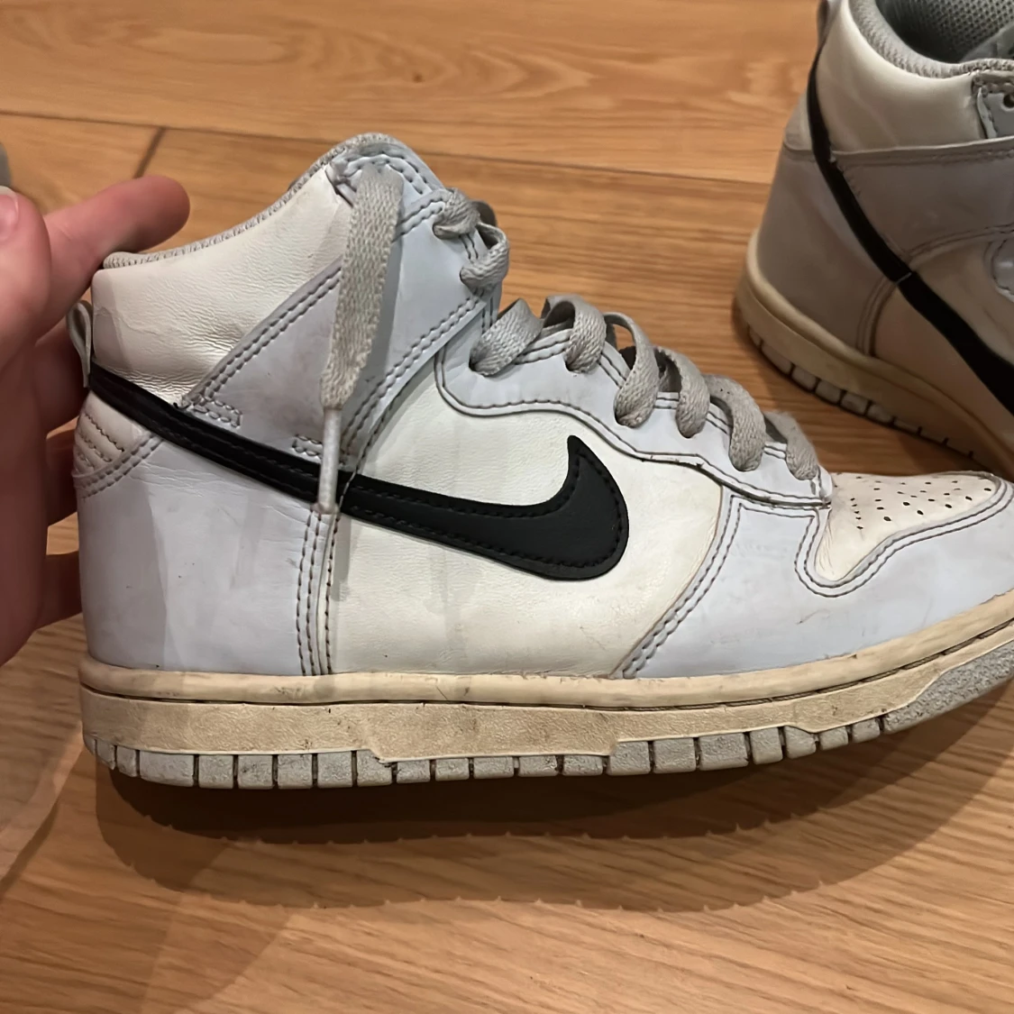 Nike sneakers i vitt och svart - 1