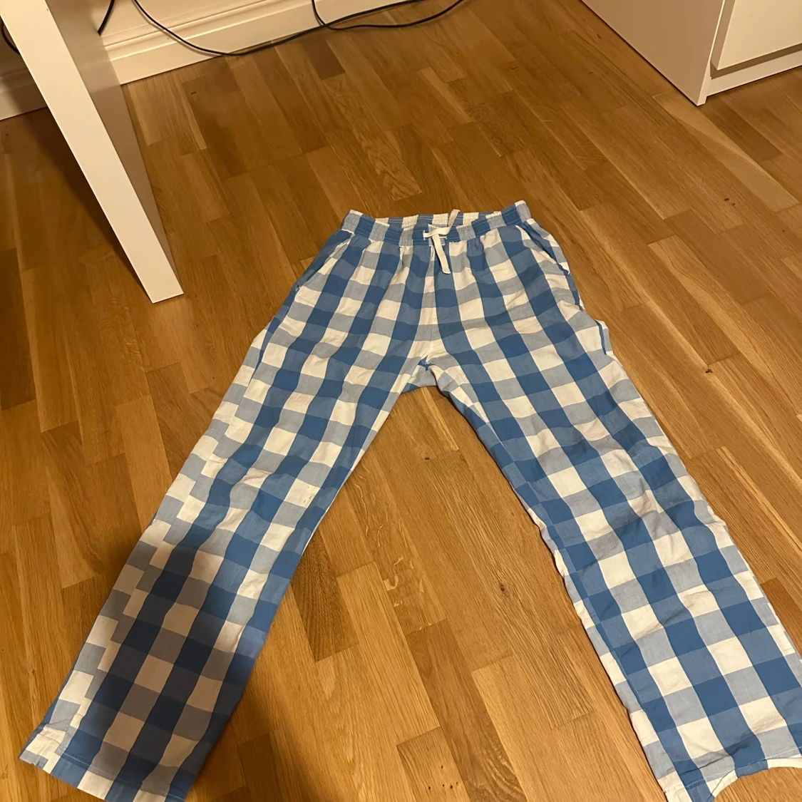 Blåvitrutiga byxor med snörning - 1