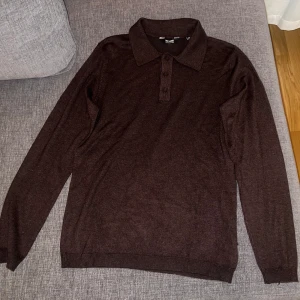 Helt ny vinröd tröja - Helt ny tröja från Only & Sons som endast har testats. Det är storlek XS. Passar någon som är ungefär 165-175 cm. Den är snygg att ha över en skjorta eller bara som den är. Nypris: 349kr