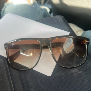 Rayban boyfriend - super snygga rayban glasögon! kommer tyvär inte till användning längre oppe kolla bild 2 dem har lite synliga repor på glaset men inget man tänker på obs lite lösa  kanter