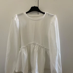 Vit långärmad topp  - Säljer en stilren vit långärmad topp. Är jättefin men kommer aldrig till användning. Är i perfekt skick💗