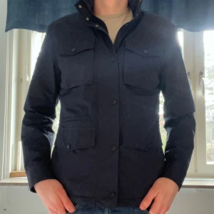 Mörkblå field jacka från Bondelid - Säljer denna mörkblå field jackan i skick 9/10 och storlek S