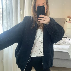 Marinblå teddyjacka med dragkedja - Mysig marinblå teddyjacka med dragkedja framtill. Jackan har en oversized passform och långa ärmar, perfekt för kyligare dagar.