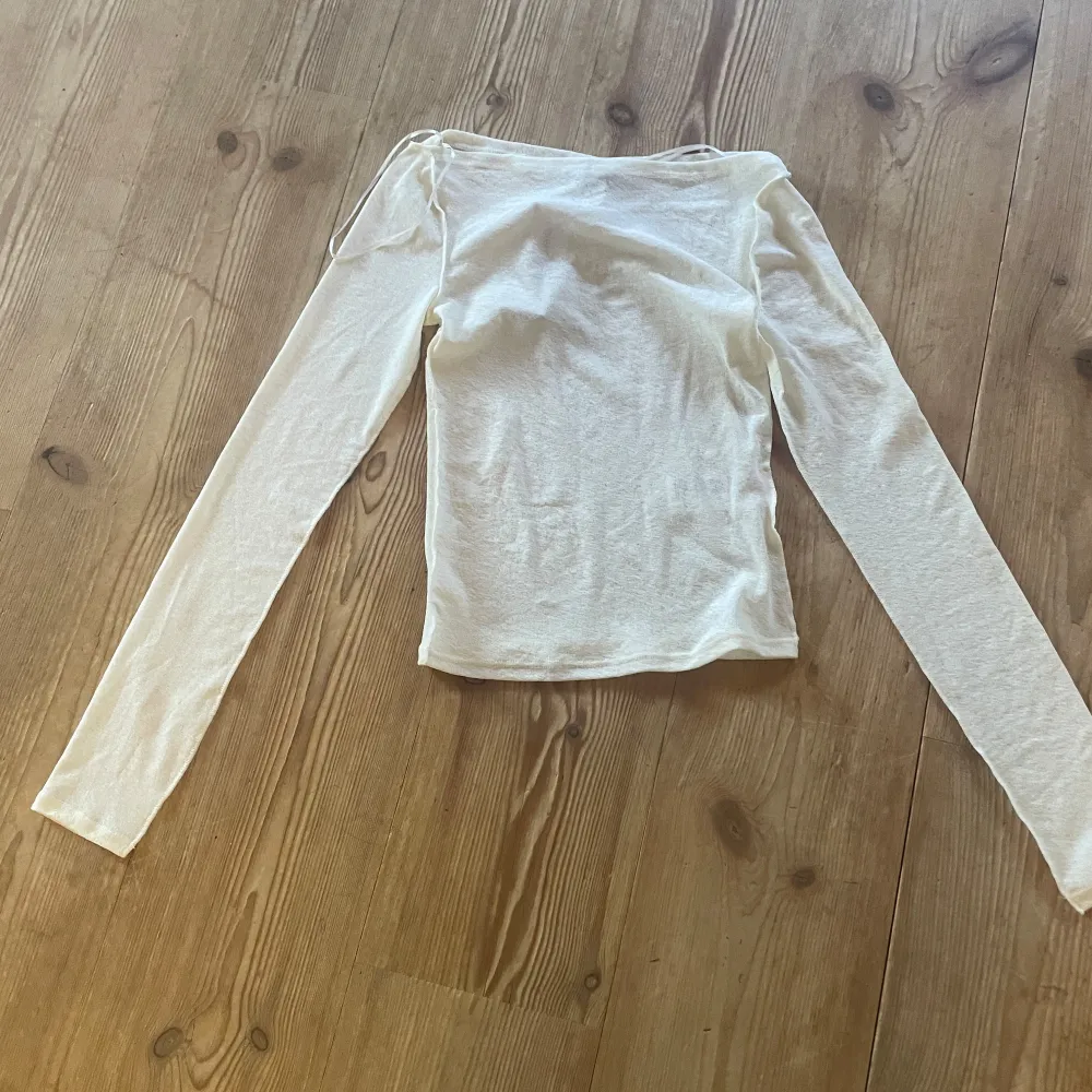 Snygg vit långärmad topp från Urban Outfitters med en tight passform. Den är tillverkad i ett mjukt skönt material. Fick inte skickat tillbaka den så är nyskick , original pris 300kr.. Neuletakit & Villapaidat.
