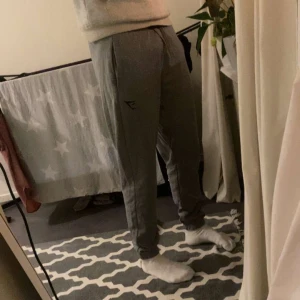 Gråa gymshark byxor - Säljer nu dessa gymshark byxor i storlek S. Passar perfekt till gymmet och vardagen, skicket är även 10/10. 
