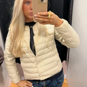 Uniqlo jacka - Säljer min superfina o populära uniqlo jacka🥰🥰Tyvär så är det ett märke på höger arm (bild 3) som inte går bort, annars inga defekter 💕💕