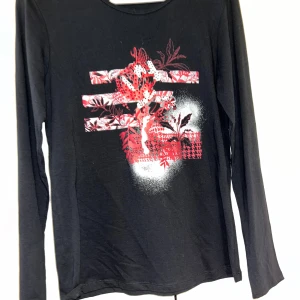 Pitkähihainen - Naisten musta pitkähihainen paita. Edessä kuvio. Koko S.  Kaikai n 40cm, pituus n 63cm. Kissatalous Mikäli hinta ei miellytä tarjoa rohkeasti Katsothan myös muut ilmoitukseni!!