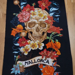 Handduk från Mallorca - Mjuk och go handduk perfekt att ha med till stranden eller badet. Fint skick!
