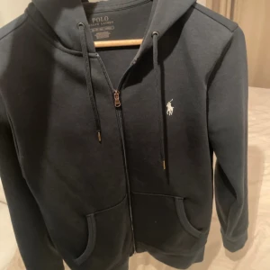 Polo Ralph Laurent zip - Tja säljer nu denna snygga polo zip i bra skick! Hör av er vid minsta lilla! NYPRIS 2200kr!