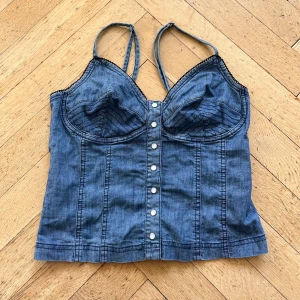Vintage jeans topp - Vintage jeans topp från Lindex. Superfin och formar bra. Storlek M. Stretchig. Inga fläckar eller hål finns! 