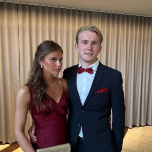 Vinröd balklänning - Säljer denna superfina vinröda balklänning ifrån Meshki🥰 Klänningen har en slits framtill och är i storlek XS men tycker den är mer som en S. Den är bara använd 1 gång så den är i bra skick. Glömde till och med att ta av prislappen under användningen så den är kvar också! Så så gott som i nyskick❤️ Hör av er om ni vill ha fler bilder eller vill diskutera pris, är villig att gå ner lite i pris för en snabb affär!!❤️‍🩹          Nypris var ca 1600kr