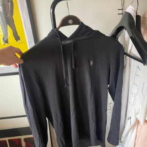 Ralph lauren hoodie - Säljer denna snygga hoodie från ralphlauren då den är för liten för mig! Storleken är M, skriv för frågor!