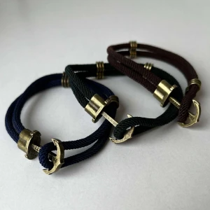 Ankar Armband  - Jätte feta armband som passar de mesta. Finns i mörka färger blå, grön och brun. Man kan köpa alla eller ett. Jätte unika och passar alla storlekar.