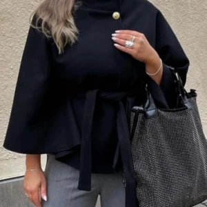 Svart missäy poncho  - Snygg kappa/poncho med trekvartsarmar och snöre runt midjan ❣️köpt i Göteborg och använd fåtal gånger !! (Inte min bild) skriv privat om ni vill ha fler bilder och frågor !! Det är onesize men passar allt från xs-L