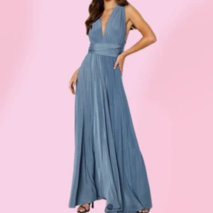 Blå maxiklänning multifunction - Elegant blå långklänning som kan justeras till många olika designer. Nyskick och endast använd vid ett tillfälle. 