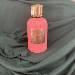 Qissa pink från Paris corner  - Top notes are Coconut and Apple; middle notes are Rose, Violet and Jasmine; base notes are Vanilla, Sugar, Sandalwood, Cedarwood and Patchouli. 100ml flaska ca 97ml kvar. 