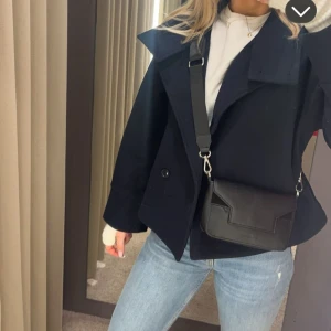 Kappa - Säljer denna fina mörkblå kappa från Gina tricot, i nyskick💕