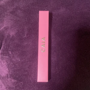 Caia mascara - Säljer denna mascaran då jag tänkte att det skulle vara en present till min kompis men sen köpte jag något annat åt henne då hon inte hade önskat sig en mascara.❤️❤️ Alltså aldrig använd.❤️ Nypris typ 449kr? Next level mascara från Caia ❤️❤️