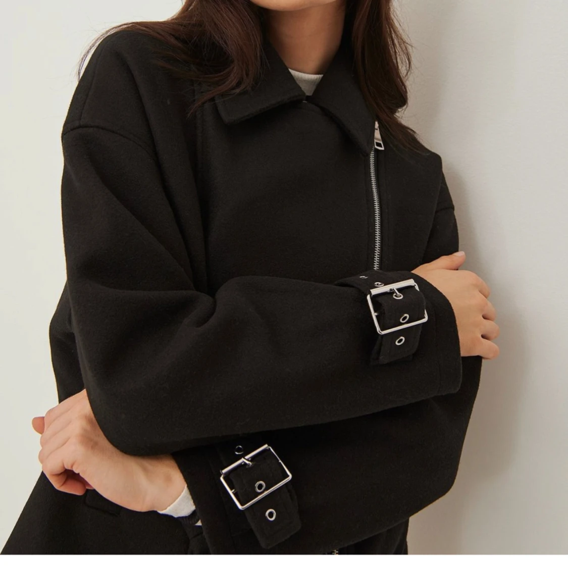 Svart jacka med dragkedja och spännen - 2