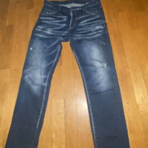 Blå jeans med slitningar - Snygga blå jeans med slitningar och en klassisk femficksdesign. De har en normal passform och är perfekta för en avslappnad stil. Jeansen har en dragkedja och knapp framtill har haft dessa i en månad använt ej så mycket ba 4 gånger ej så intresserad och vill hitta ny ägare som kan ha användning av dom pris kan diskuteras ba och lägga en dm om någon fråga;)