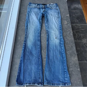 Så coola jeans  - Så snygga jeans här ifrån plick, passar tyvärr inte mig💓 midjemått tvärsöver är 41cm, grenhöjden är 17,5 cm, innerbenslängden är 81,5 cm. Inga defekter utöver en liten fläck på benet som borde gå bort i tvättmaskin, byxorna är nertrampade längst ner. (Defekter finns i de två sista bilderna)💓