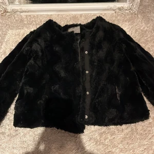 Svart pälsjacka med knappar - Superfin pälsjacka!!💕